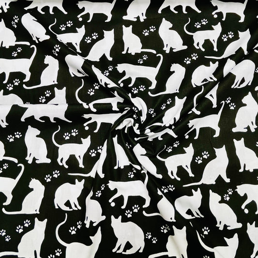 100% Kokvilnas audums-balti kaķi uz melna fona 125 g/m²
