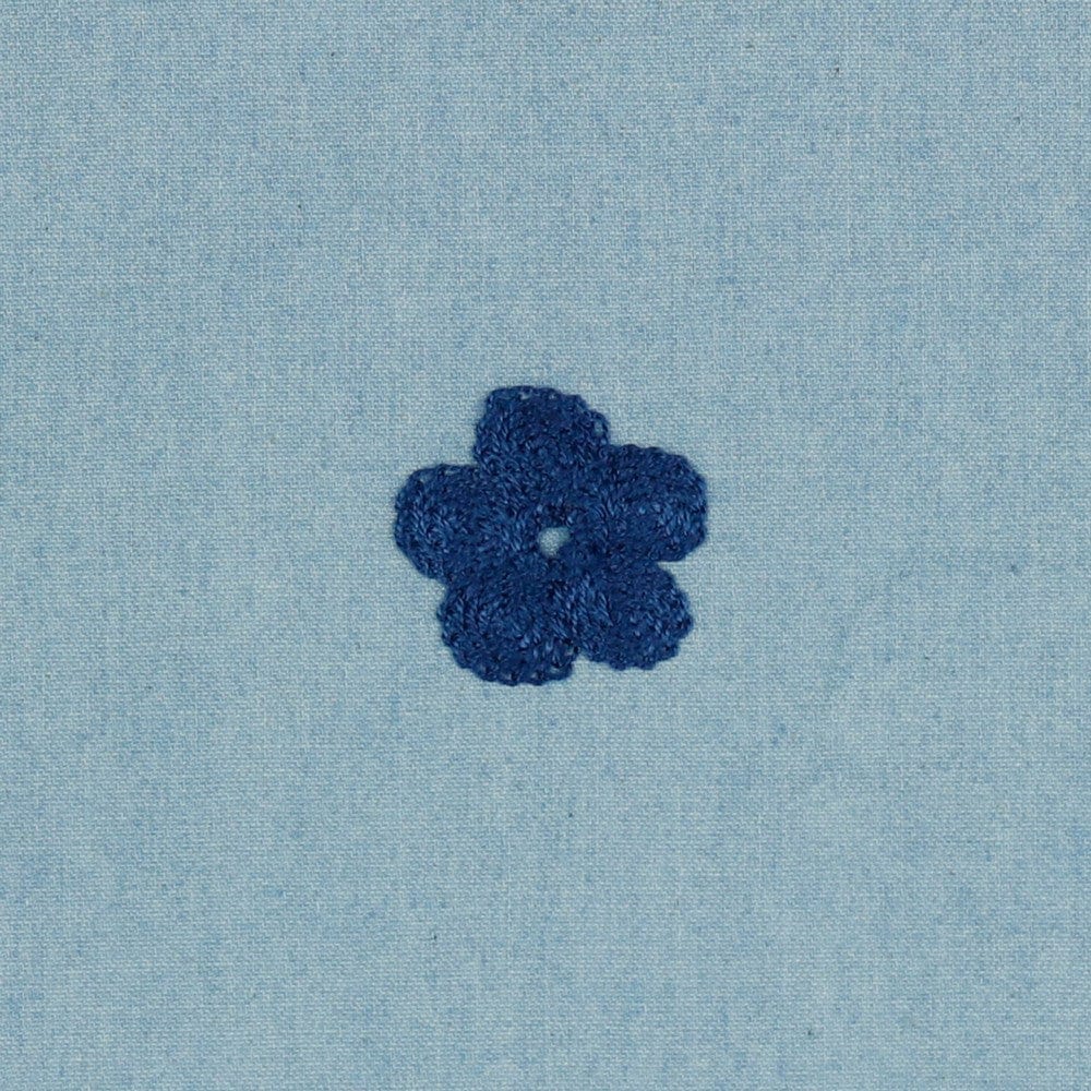 Audums ar defektu-Džinsa audums ar izšuvumu-balti un zili ziedi 130 g/m² -55 cm