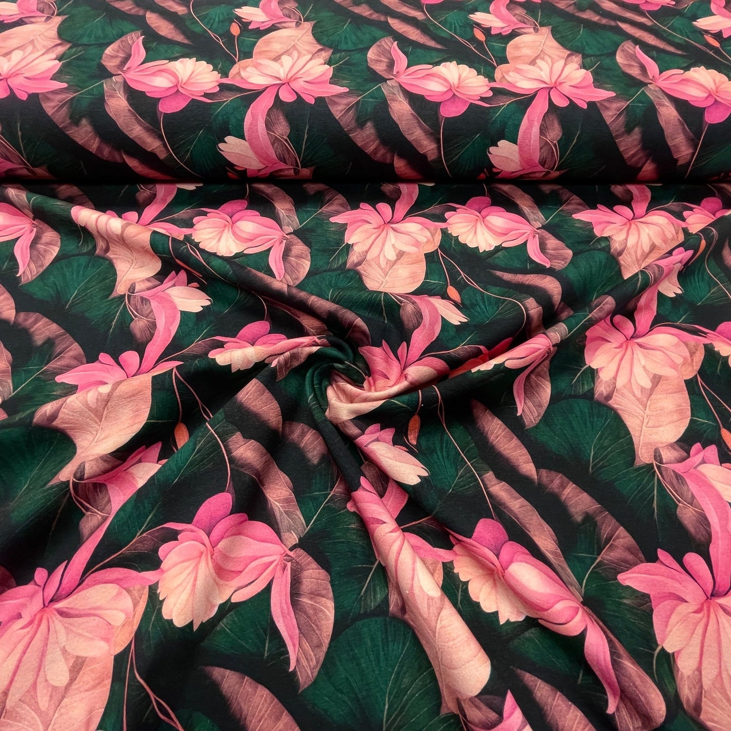 Kokvilnas cilpiņtrikotāža-rozā ziedi ar smaragdzaļām lapām250 g/m²