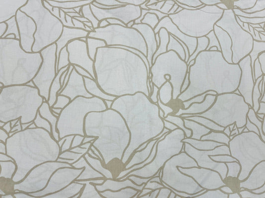 100% Kokvilnas audums-bēšs ziedu raksts uz balta fona 130 g/m²