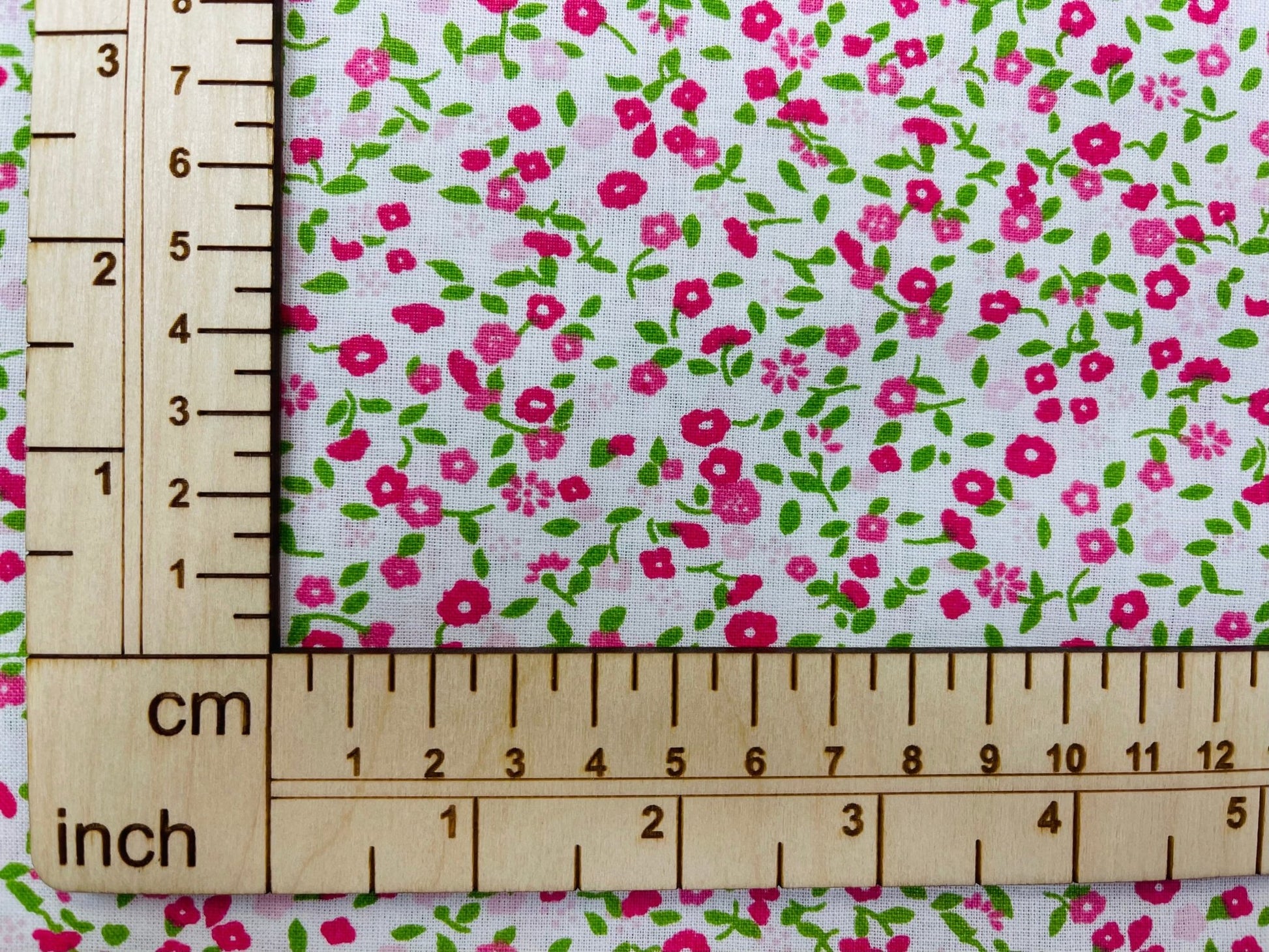 100% Kokvilnas audums-smalki rozā ziedi 130 g/m²