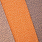 Premium 100% kokvilnas audums-smalks balts raksts uz oranža fona 130 g/m²